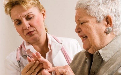 Có nhiều triệu chứng biểu hiện bệnh Alzheimer ở người cao tuổi