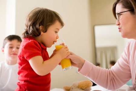 Dựa vào tứng lứa tuổi mà nên uống nước cam bao nhiêu là đủ