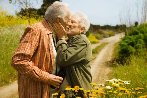 Người già cũng cần được yêu thương