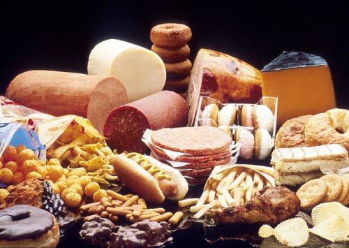 Thực phẩm giàu chất béo bão hòa là thực phẩm người già mắc bệnh hở van tim cần tránh