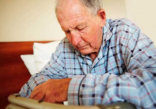 Cách chăm sóc người già bị bệnh đau đầu hiệu quả
