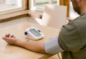 Cần lưu ý những gì khi theo dõi huyết áp tại nhà?