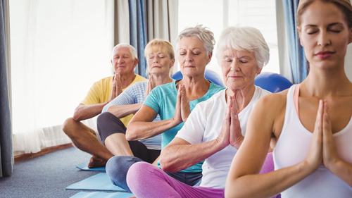 Tập yoga cũng là một cách giúp sức khỏe người già trở lên dẻo dai hơn rất nhiều