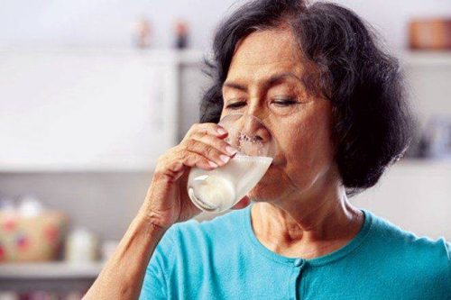 Người cao tuổi cần uống sữa đúng cách