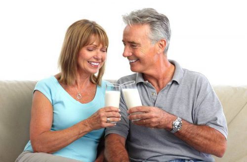 Bạn có biết người cao tuổi cũng cần uống sữa đúng cách?