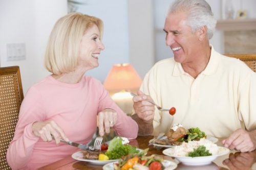 Duy trì chế độ thực phẩm dinh dưỡng tốt cho người cao tuổi