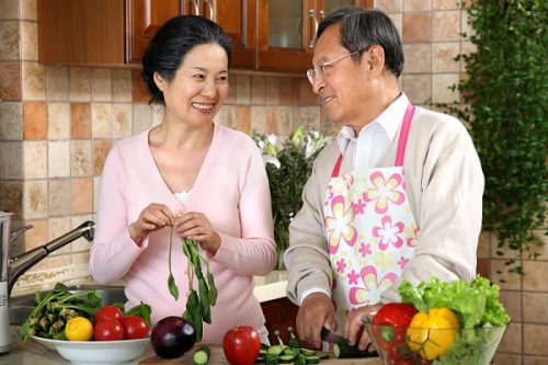 Duy trì chế độ dinh dưỡng cùng cách sử dụng hợp lý sẽ giúp người cao tuổi bảo vệ sức khỏe
