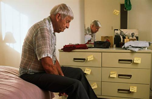 Khi mắc bệnh người già thường bị suy giảm sức khỏe và hệ thần kinh