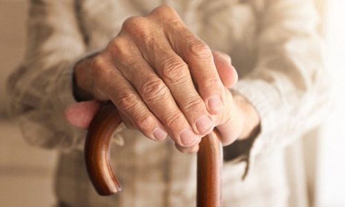 Bệnh run chân tay ở người cao tuổi là gì?