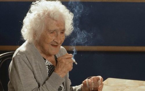 Người cao tuổi không nên hút thuốc lá
