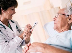 Điều dưỡng Pasteur lên kế hoạch chăm sóc người già mắc bệnh tăng huyết áp