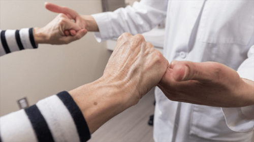 Chứng run chân tay là bệnh lý rất dễ gặp ở người già