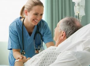 Người già mắc các bệnh xương khớp, lao phổi có sức khỏe không ổn định nên sử dụng dịch vụ chăm sóc người già