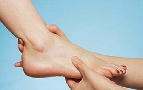 Bong gân là tình trạng tổn thương dây chằng ở khớp cổ chân