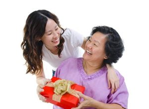Nên tặng quà gì cho người lớn tuổi dịp Tết?