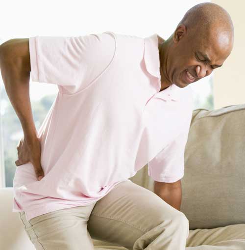 Bí quyết chăm sóc người già bị bệnh đau lưng hiệu quả