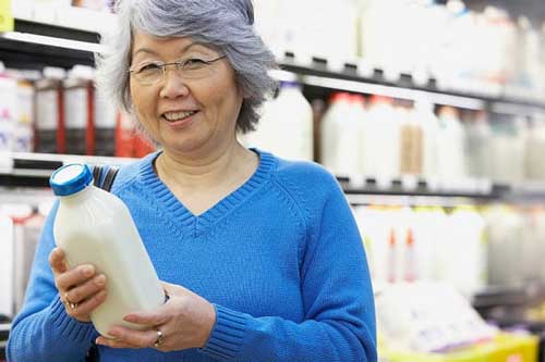 Chọn sữa cho người cao tuổi dựa vào yếu tố dinh dưỡng