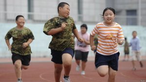 Giúp trẻ vận động hoặc chơi thể thao để giảm béo phì