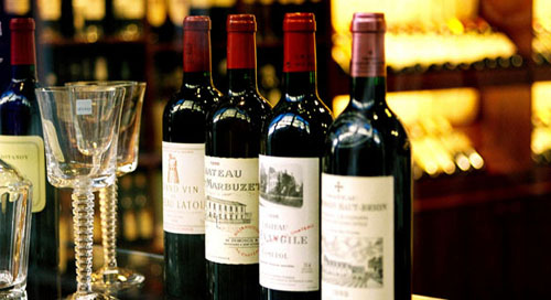 Rượu vang cũng là một lựa chọn được nhiều người sử dụng để làm quà biếu Tết