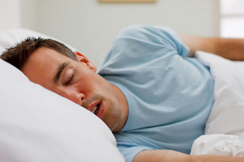 Ngưng thở khi ngủ trung ương gây ra do đâu?