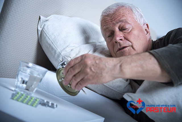 Cách chữa bệnh mất ngủ ở người già