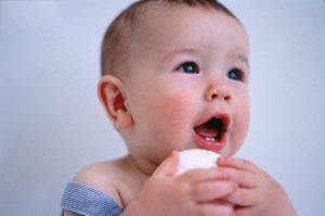 Những điều mẹ lưu ý khi con trẻ mọc răng
