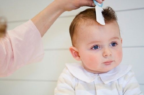 Nguyên nhân nào gây rụng tóc gáy ở trẻ sơ sinh?